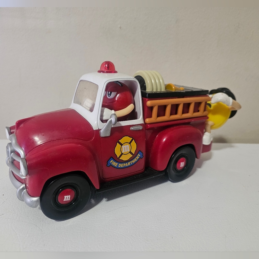 M & M Fire Truck Candy Dispenser 11" Toy 2006 Limited Edition